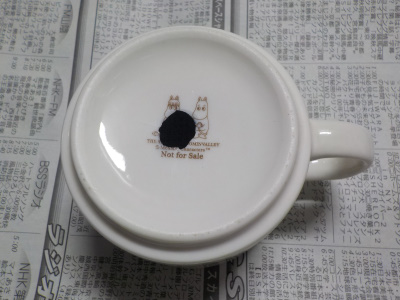 カナヅチでコップに穴あけ