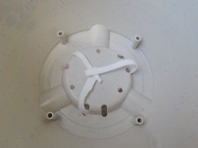 百均で自作した底面給水鉢　鉢底にヒモを設置