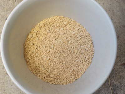 百均で自作した底面給水鉢　鹿沼土を入れる